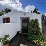 Casa No Limoeiro, Stylish Countryside Retreat Near בית נופש *