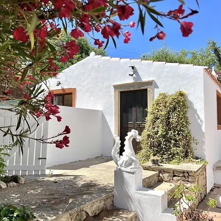 בית נופש Casa No Limoeiro, Stylish Countryside Retreat Near