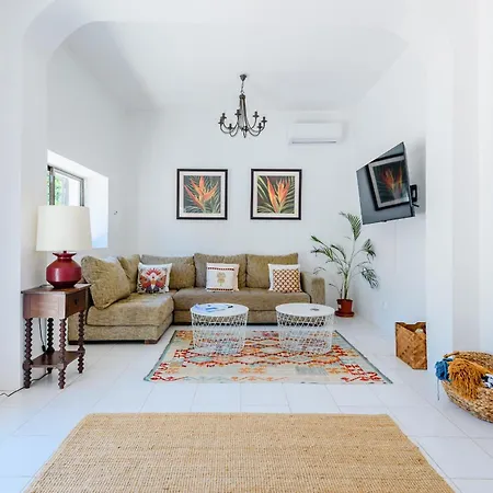 Casa No Limoeiro, Stylish Countryside Retreat Near Casa de Férias *