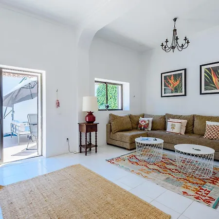 Casa No Limoeiro, Stylish Countryside Retreat Near Casa de Férias *