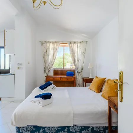 Casa No Limoeiro, Stylish Countryside Retreat Near Casa de Férias *