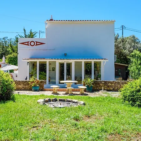 Casa No Limoeiro, Stylish Countryside Retreat Near Casa de Férias *